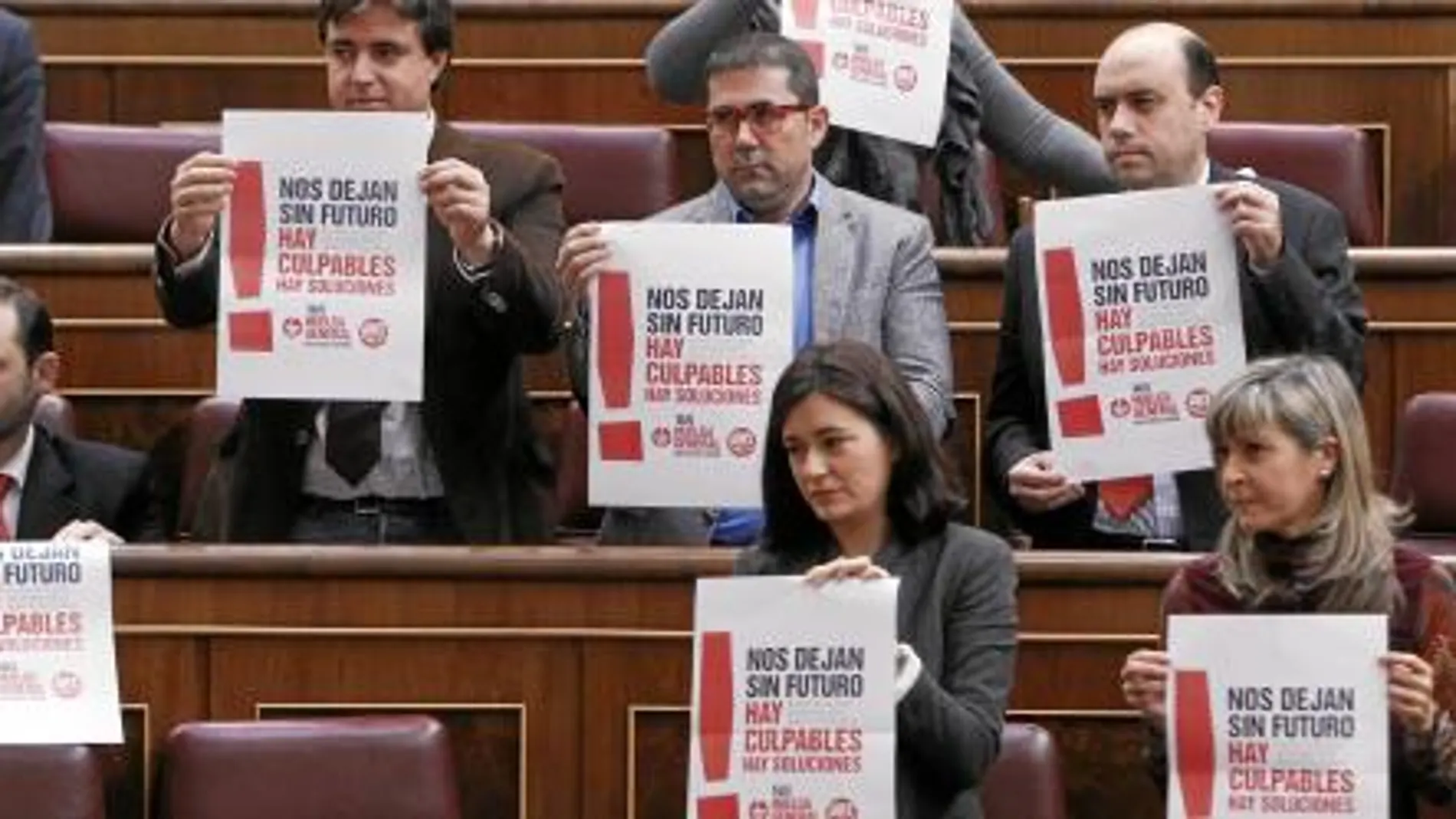 Varios diputados socialistas muestran carteles de apoyo a la huelga durante el Pleno de ayer en el Congreso de los Diputados
