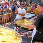 Valencia vive su Gran Nit de Juliol con castillos de arena y fuego y paella