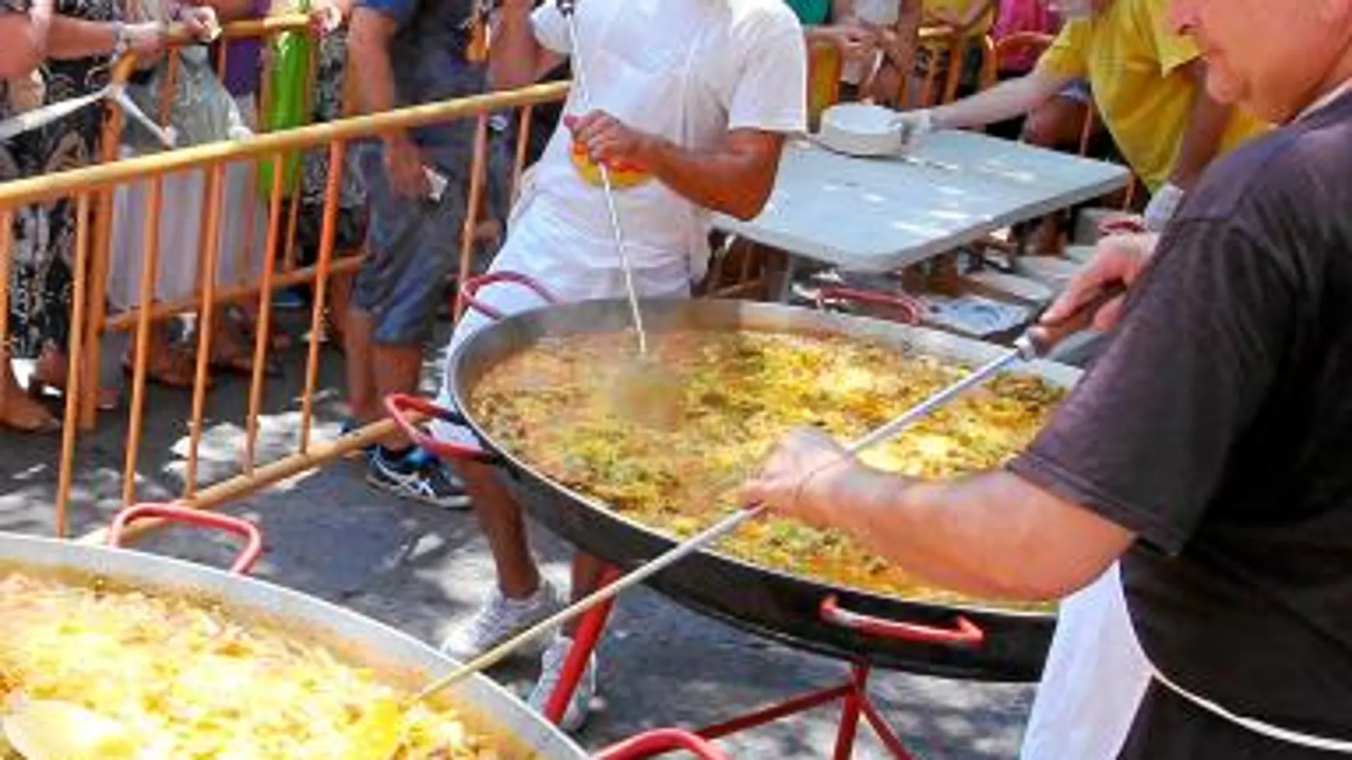 Valencia vive su Gran Nit de Juliol con castillos de arena y fuego y paella