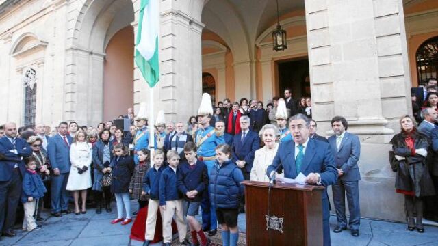 Zoido participó con María de los Ángeles Infante en la izada de la bandera de Andalucía