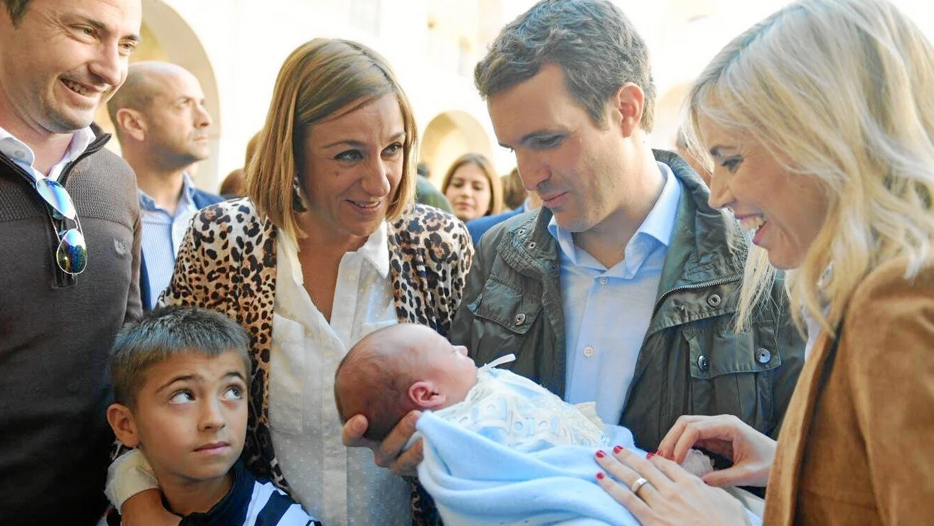 Pablo Casado y su mujer saludan a una familia con dos niños en en la clausura de la Convención de Familia e Igualdad del PP en Cartagena, Murcia