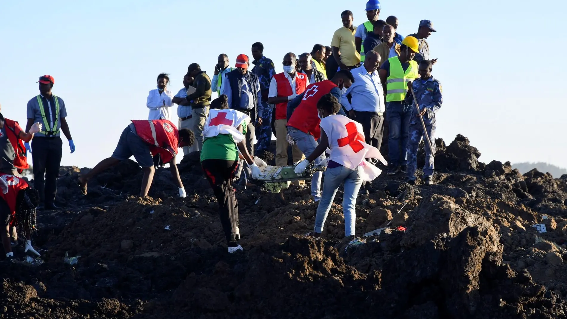 Los miembros de rescate transportan restos del lugar del accidente del vuelo de Ethiopian Airlines / Efe