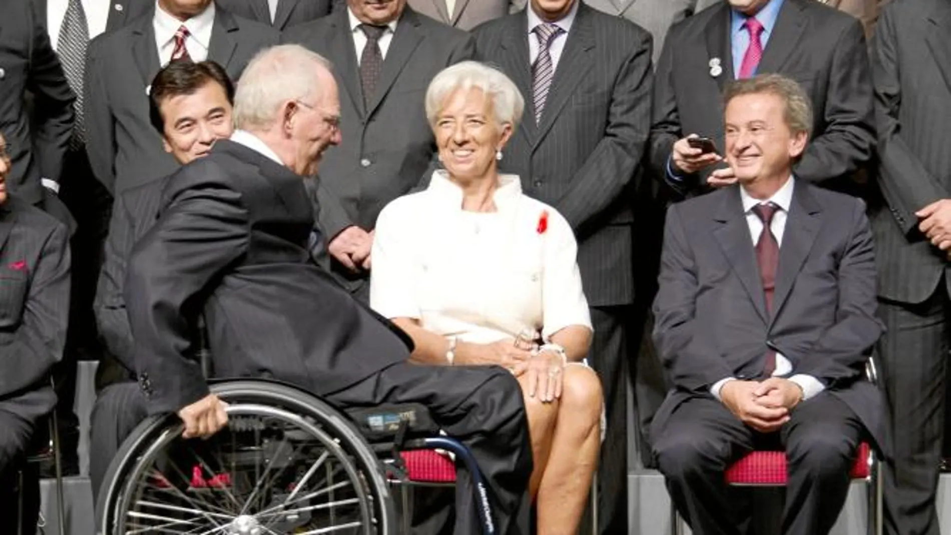 Foto de familia de la asamblea del FMI. En primer plano, Wolfgang Schauble y Christine Lagarde
