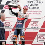 El presidente Fabra entregó ayer el primer premio de Moto GP a Dani Pedrosa en la última carrera en Cheste.