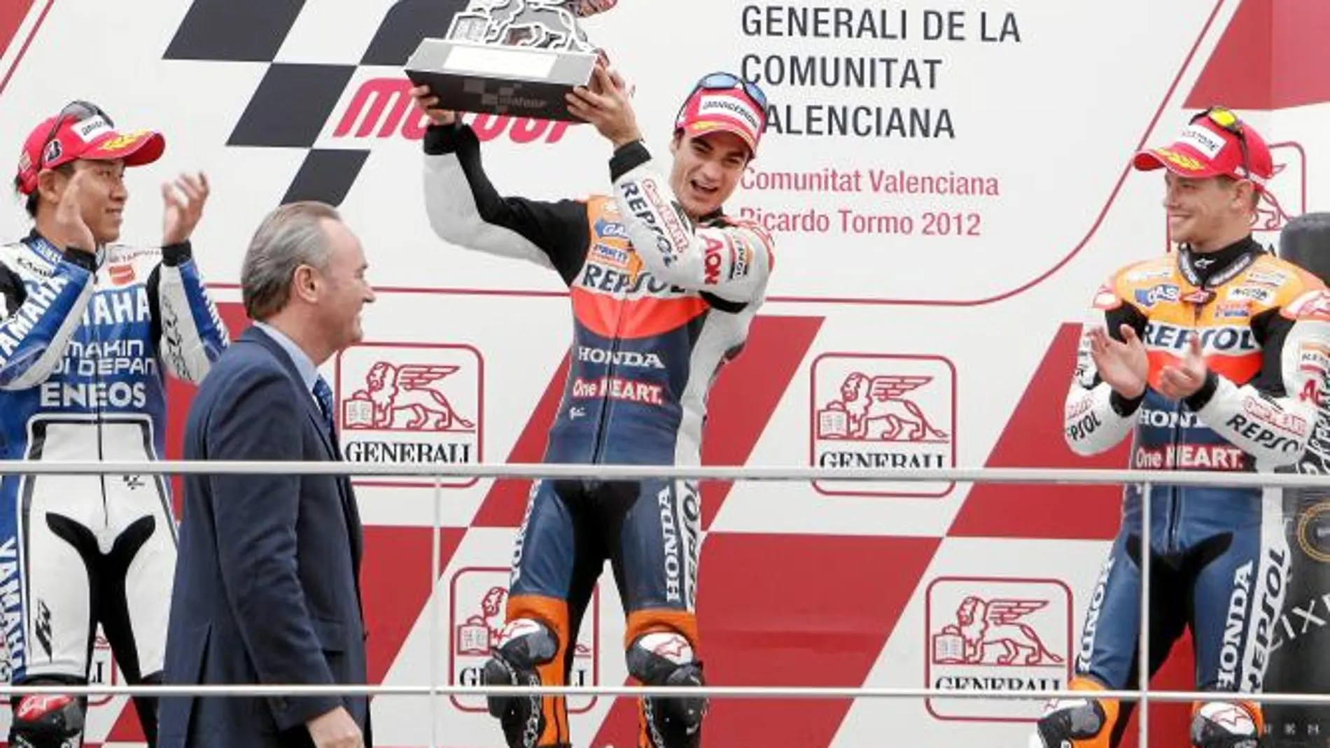 El presidente Fabra entregó ayer el primer premio de Moto GP a Dani Pedrosa en la última carrera en Cheste.