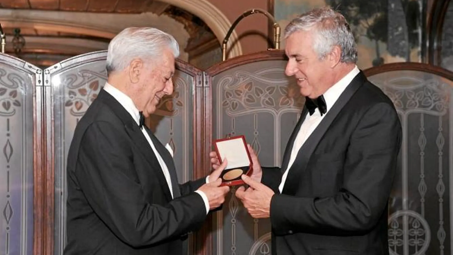 El Círculo del Liceo distingue a Vargas Llosa con la Medalla de Oro