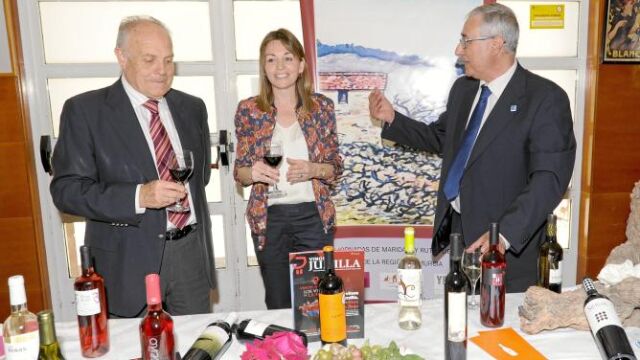 Ángel García Lidón (izquierda) durante la última ruta del vino que se celebró en el municipio de Jumilla