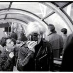 Andy Warhol con su cámara fotografiando a Christopher Makos