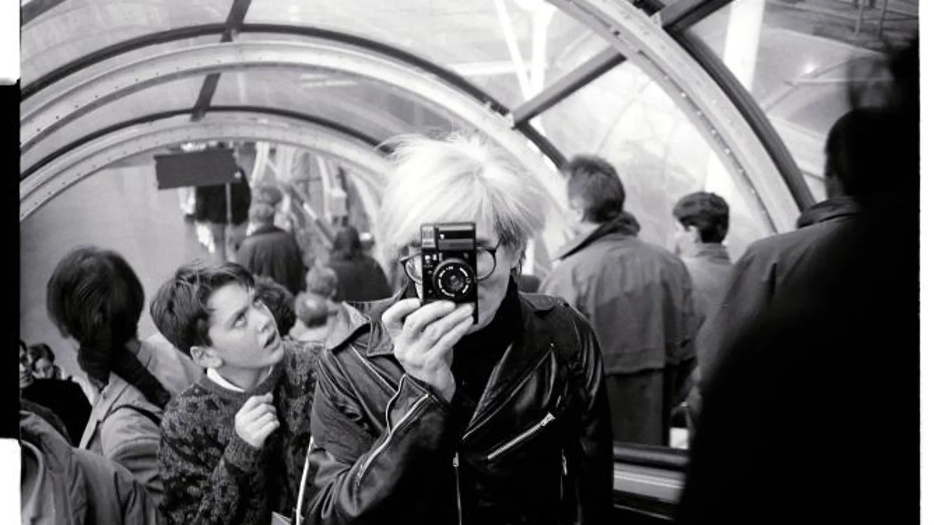 Andy Warhol con su cámara fotografiando a Christopher Makos
