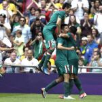 El delantero mexicano Oribe Peralta tras conseguir el segundo gol de su equipo ante Brasil