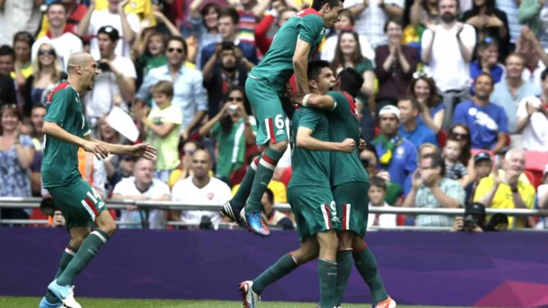 El delantero mexicano Oribe Peralta tras conseguir el segundo gol de su equipo ante Brasil
