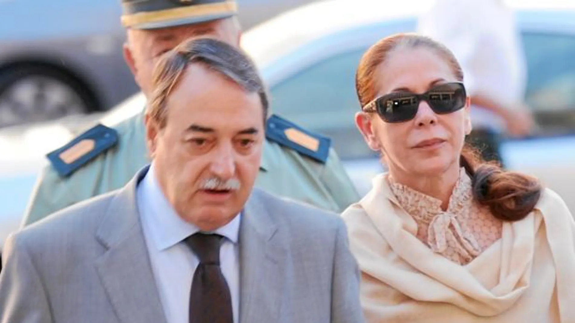 La cantante, junto a su abogado, a la entrada de la Audiencia de Málaga