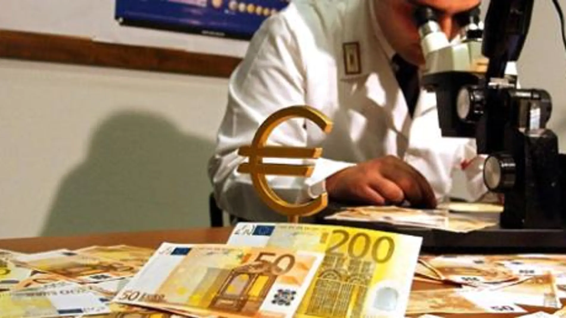 Imagen de archivo de un agente italiano investigando euros falsificados