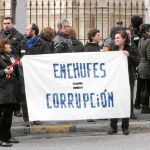 Funcionarios protestan ante el Parlamento autonómico contra el «enchufismo» en la Administración andaluza