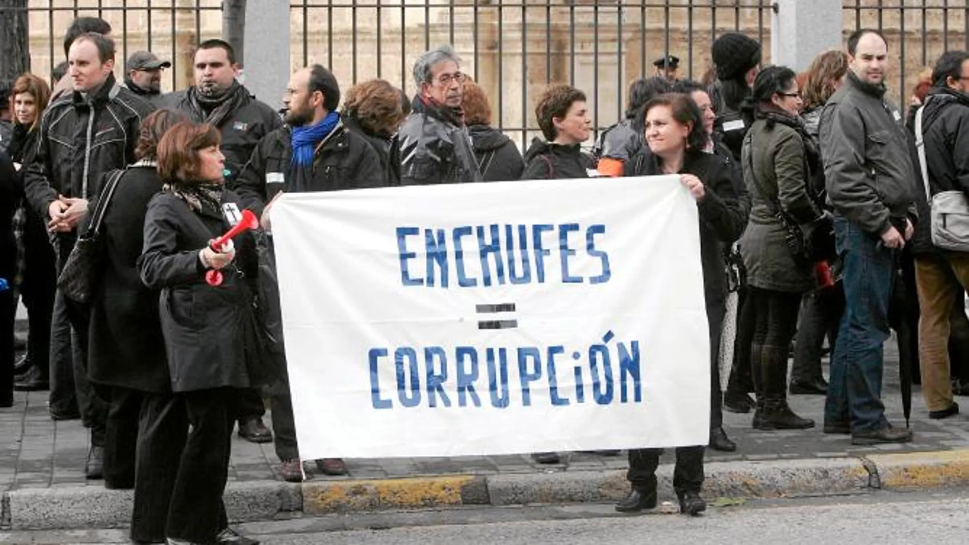 Funcionarios protestan ante el Parlamento autonómico contra el «enchufismo» en la Administración andaluza