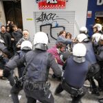 La calle Trapería de Murcia vivió en la mañana de ayer momentos de tensión y violencia cuando un grupo de radicales intentó abordar la sucursal de una entidad bancaria de la zona