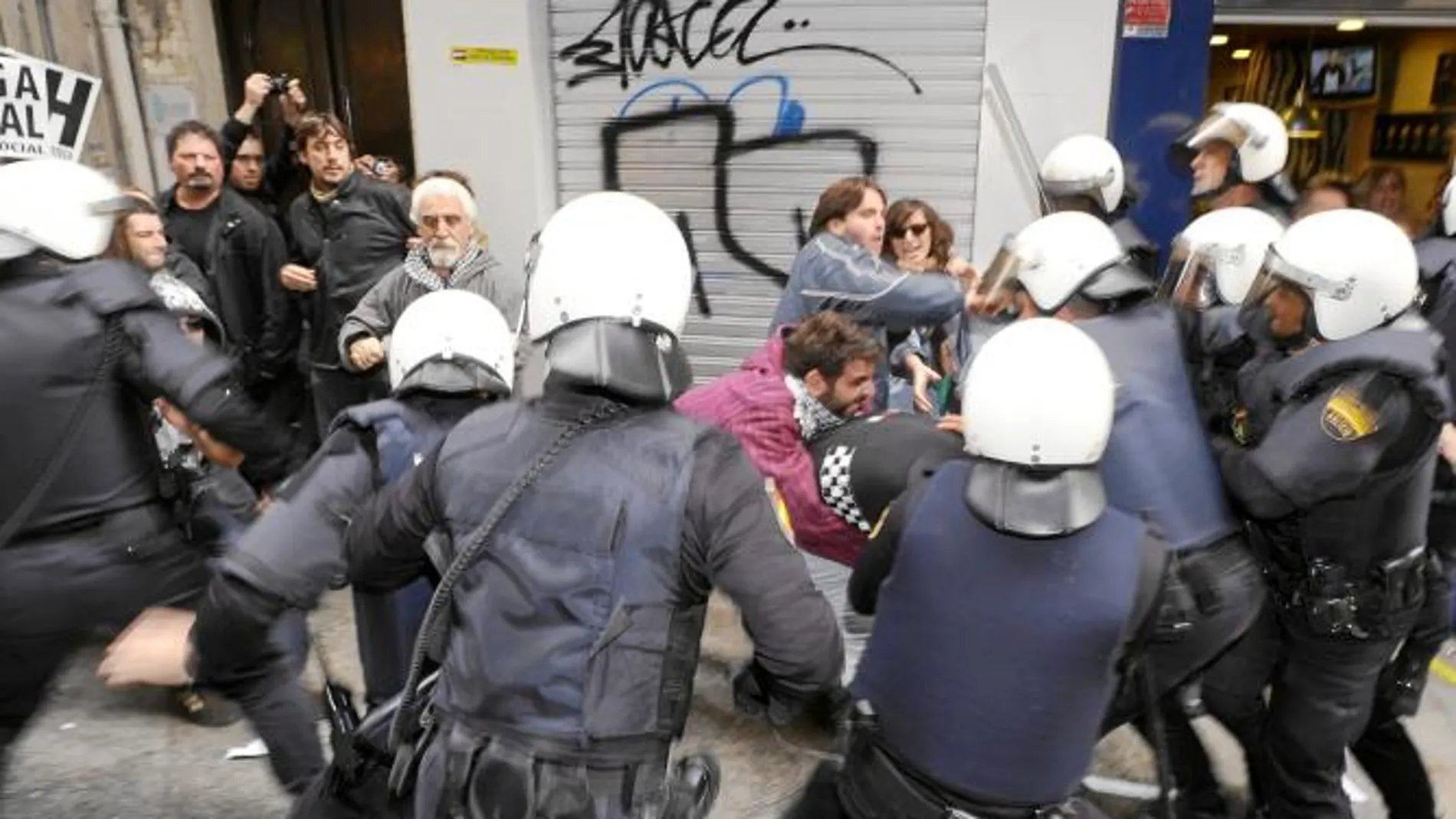 La calle Trapería de Murcia vivió en la mañana de ayer momentos de tensión y violencia cuando un grupo de radicales intentó abordar la sucursal de una entidad bancaria de la zona