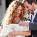 Blanca Cuesta y Borja Thyssen abandonan el hospital Ruber Internacional con Enzo, su tercer hijo.