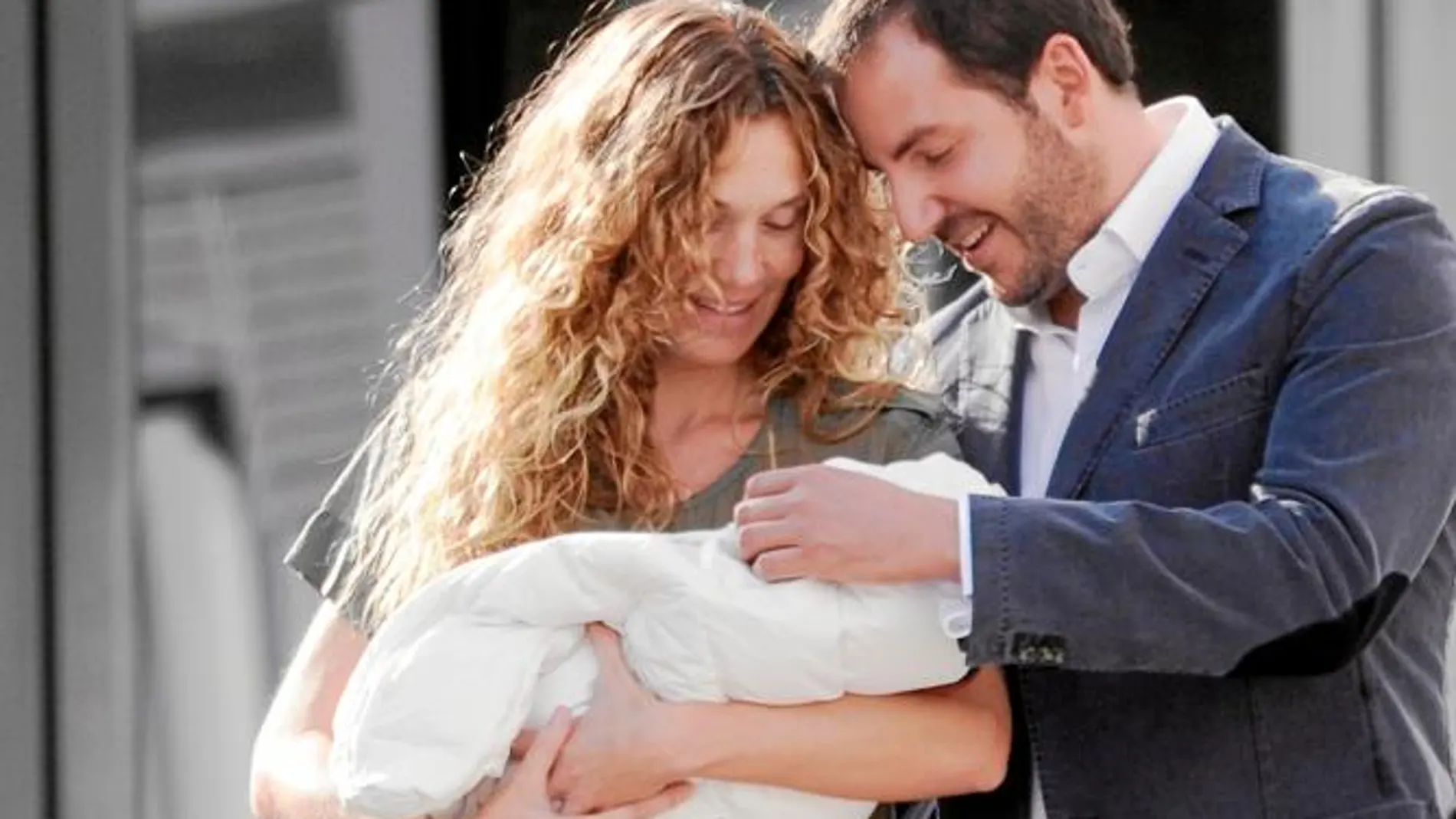 Blanca Cuesta y Borja Thyssen abandonan el hospital Ruber Internacional con Enzo, su tercer hijo.