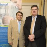 De izda. a dcha.: Prof. Alfonso Delgado, presidente de la Asociación Española de Pediatría (AEP); Dr. Enrique Bernaola, coordinador del Comité Asesor de Vacunas de la AEP