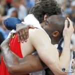 Pau Gasol y Kobe Bryant se funden en un abrazo tras la final de Pekín