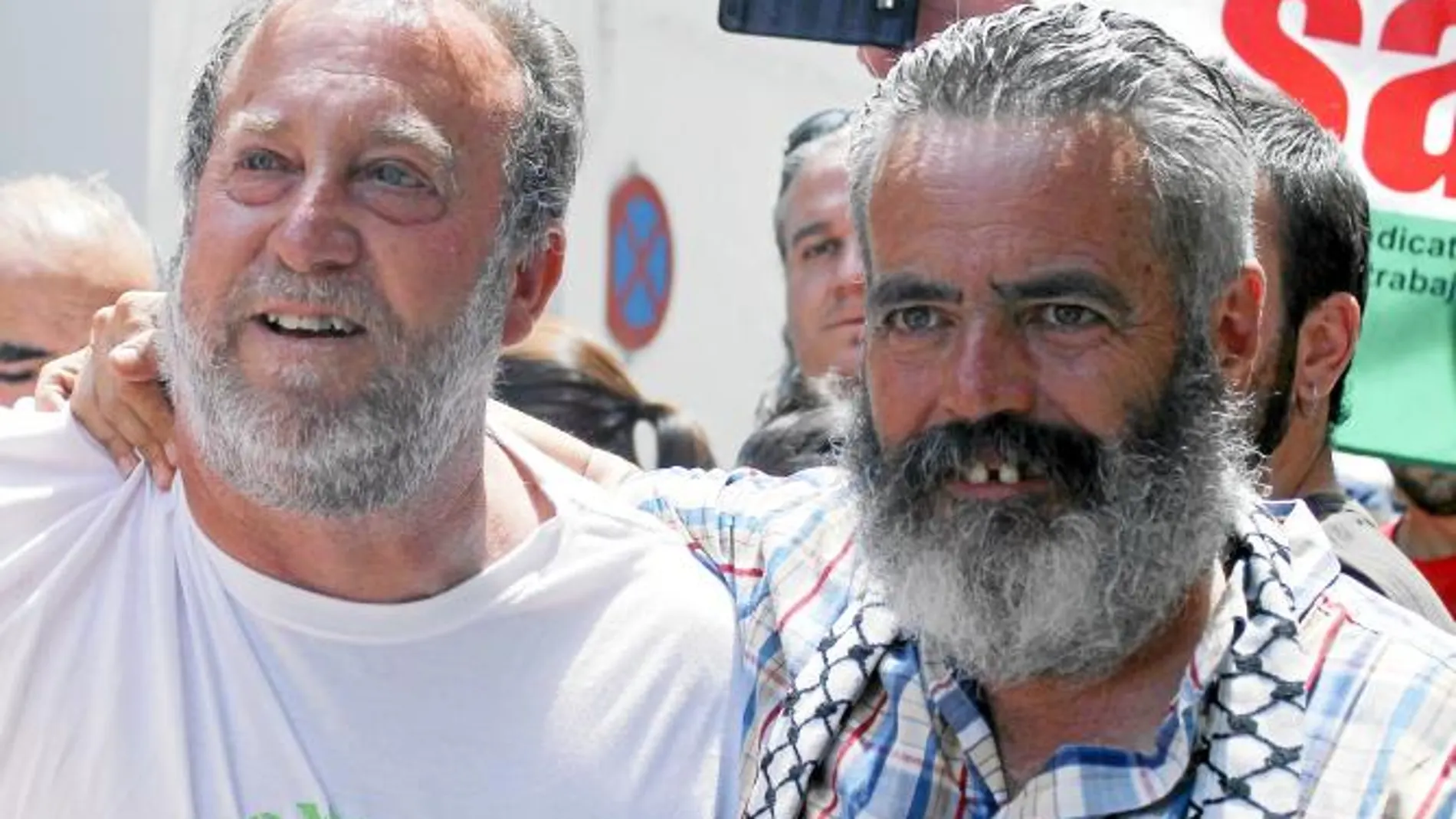 El secretario de organización del SAT, José Caballero, se abraza a Sánchez Gordillo tras su liberación