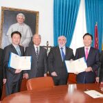 José Luis Mendoza (centro) con miembros de la universidad coreana