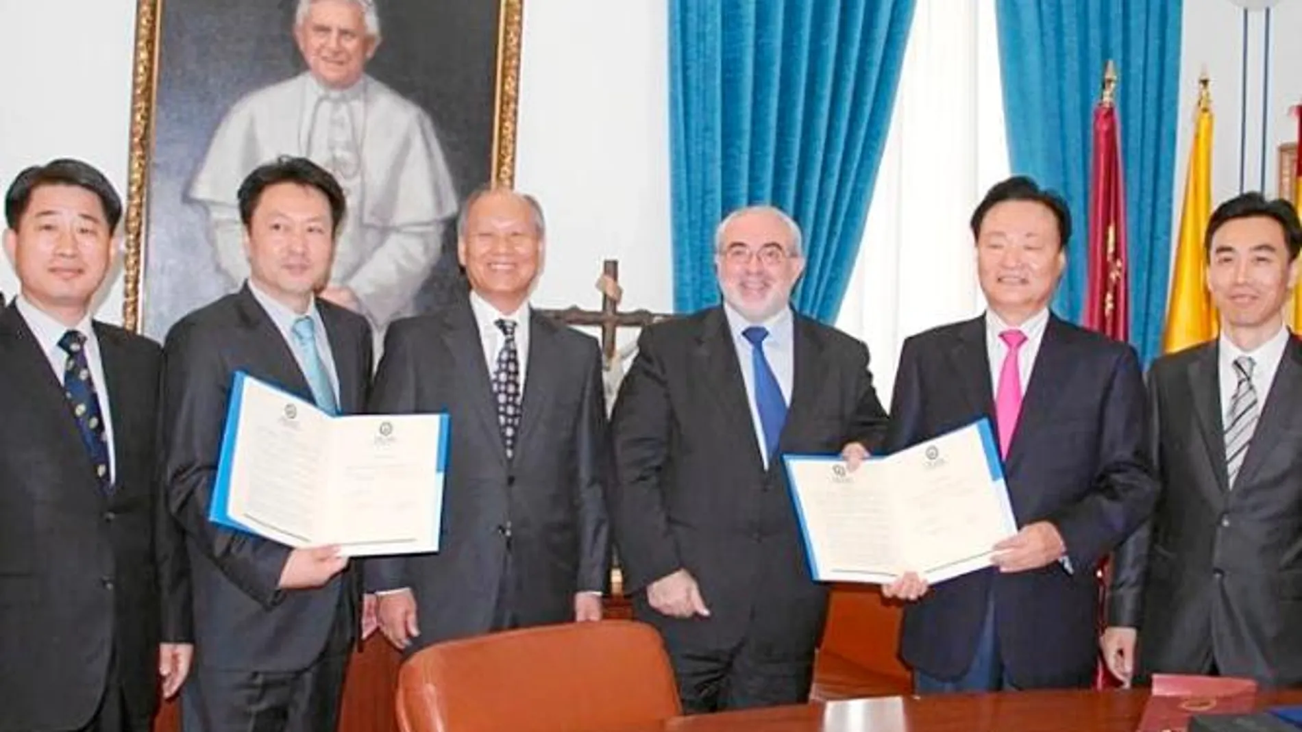 José Luis Mendoza (centro) con miembros de la universidad coreana