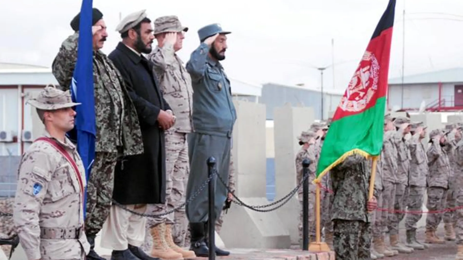 El coronel Luis Cebrián (segundo por la derecha), durante el acto de transferencia de la responsabilidad en el liderazgo de la seguridad a las autoridades militares afganas, el pasado día 4