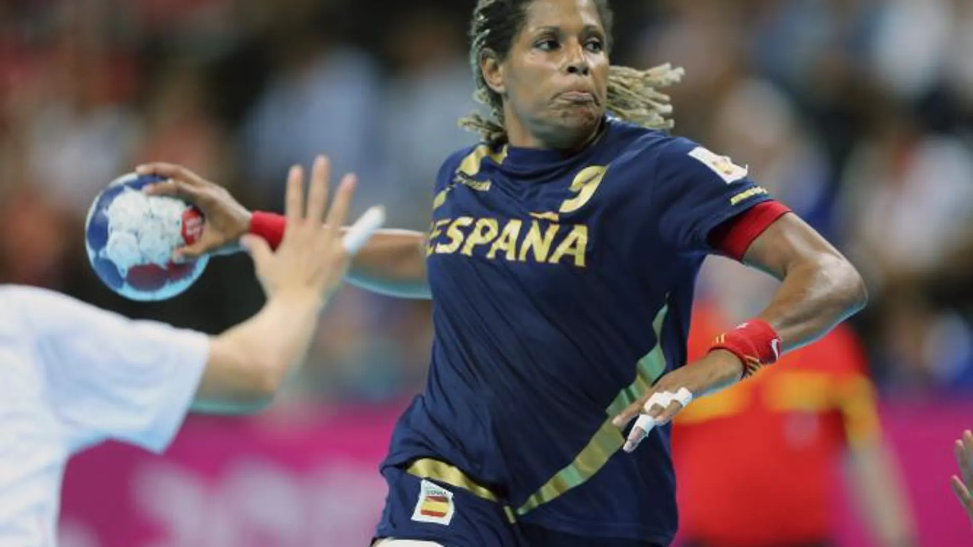 La española Marta Mangue González controla el balón ante las surcoreanas durante el partido de balonmano femenino