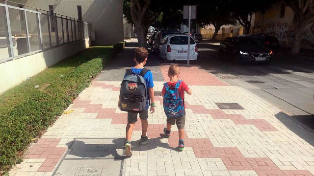 Dos niños de camino al colegio en un momento del estudio