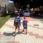 Dos niños de camino al colegio en un momento del estudio