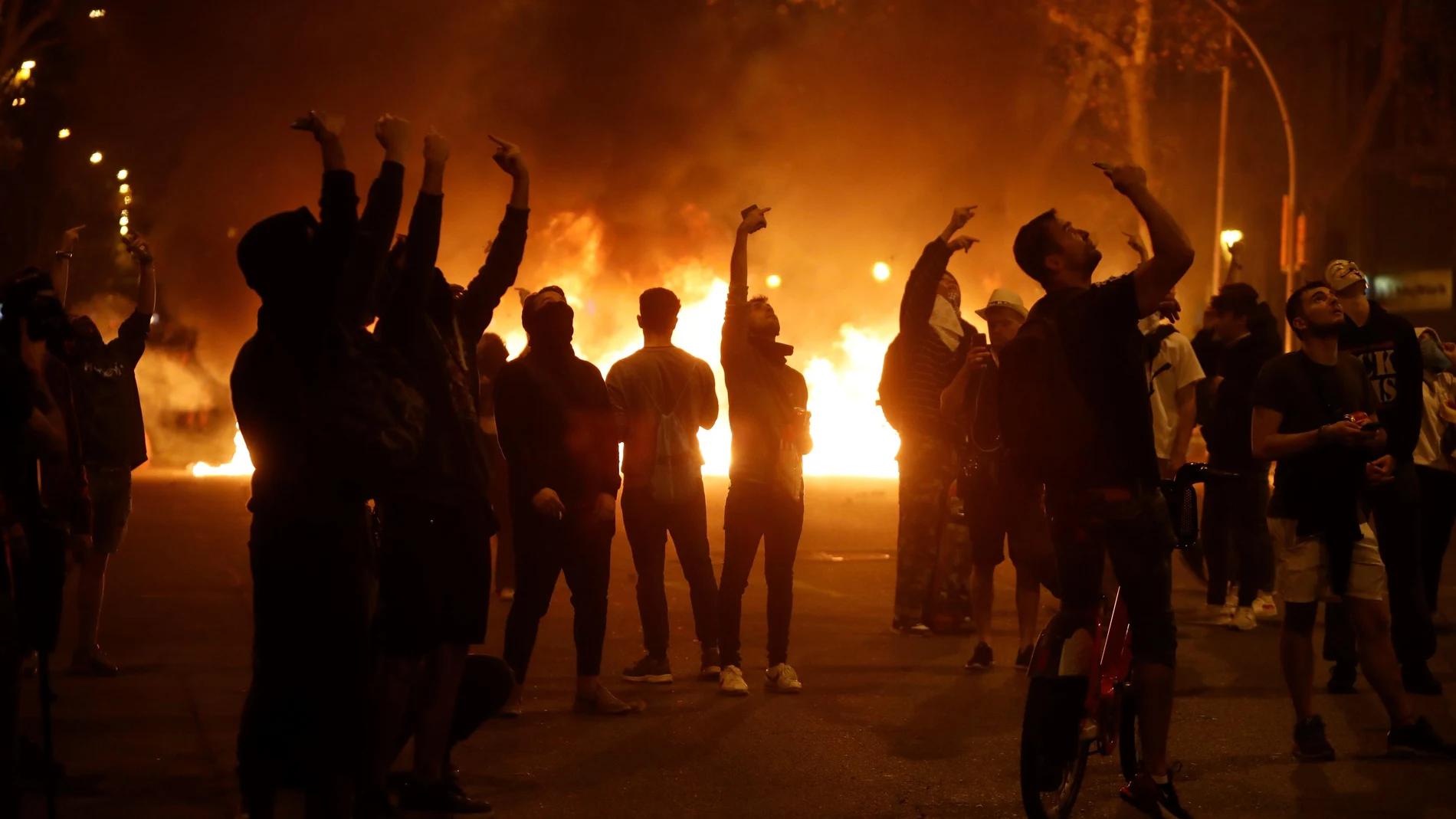 Manifestantes durante los disturbios ante la consellería de Interior en Barcelona en el tercer día de movilizaciones de protesta contra las condenas a los líderes del procés.
