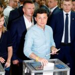 Zelenski, deposita su voto en un colegio electoral durante la jornada de elecciones parlamentarias en Kiev