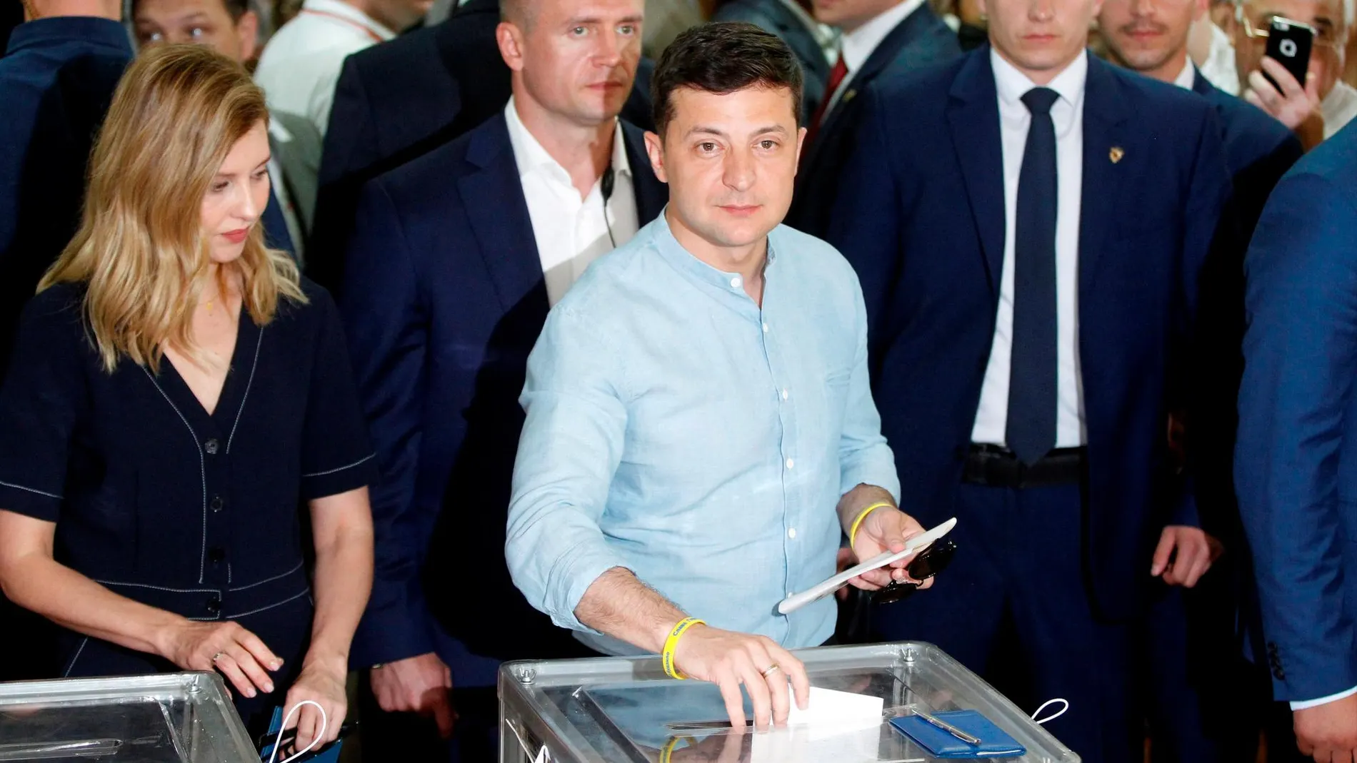 Zelenski, deposita su voto en un colegio electoral durante la jornada de elecciones parlamentarias en Kiev