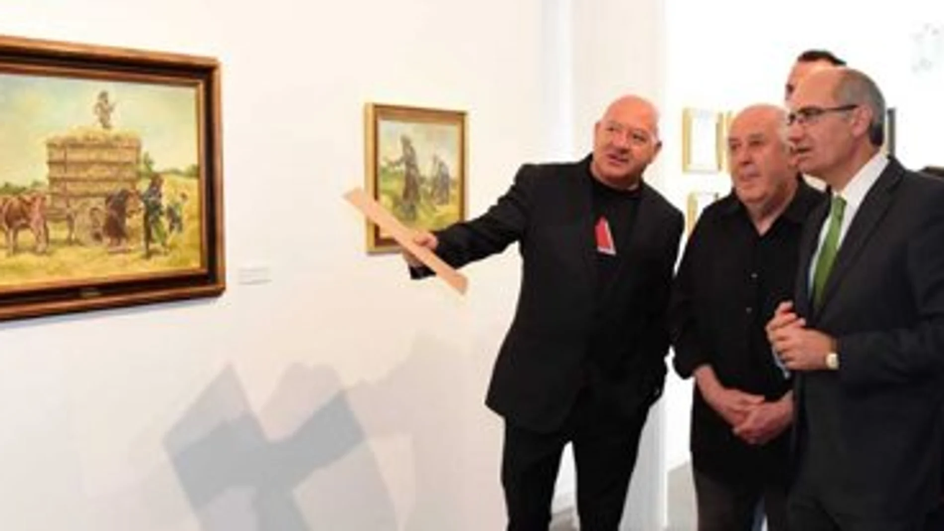 El artista explica sus pinturas al presidente de la Diputación de Salamanca, Javier Iglesias