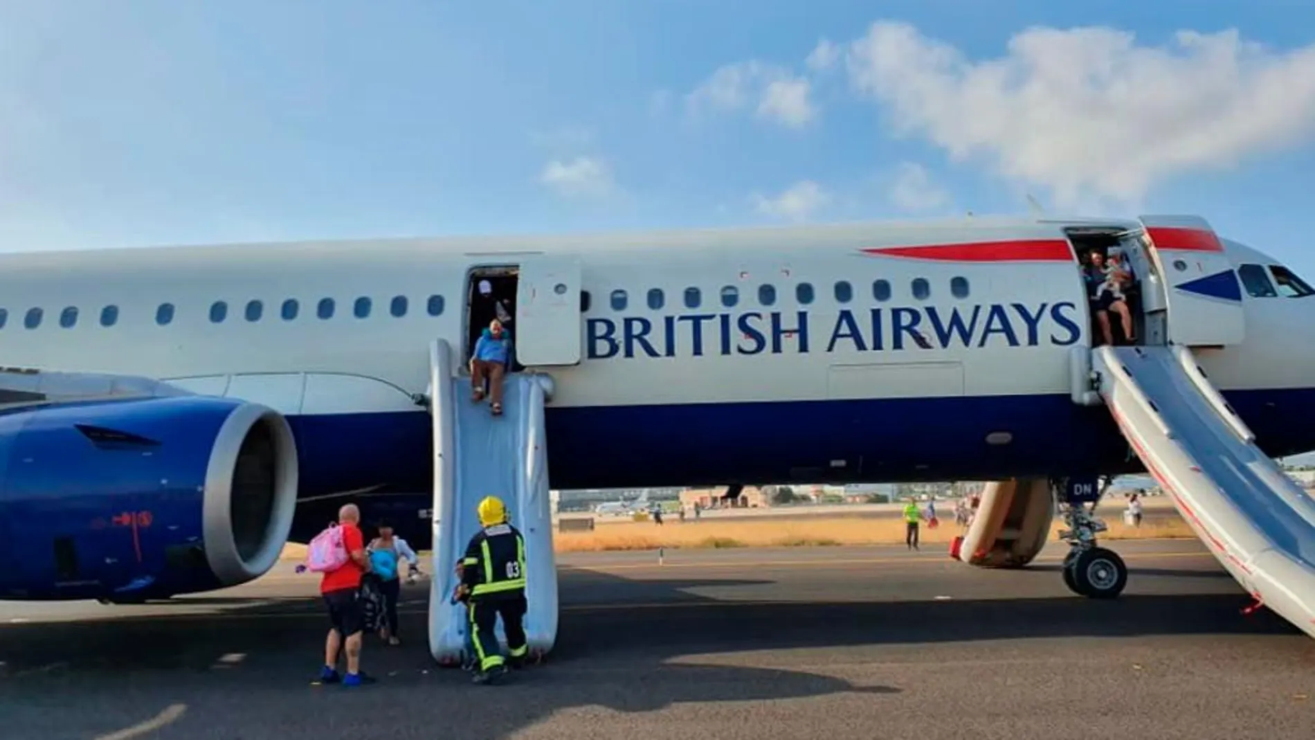 Momento de la evacuación de los pasajeros y la tripulación del British Airways tras el incidente
