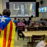 El discurso del Rey el 3 de octubre de 2017 acapara la atención de los clientes de un bar de Barcelona
