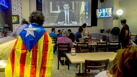 El discurso del Rey el 3 de octubre de 2017 acapara la atención de los clientes de un bar de Barcelona