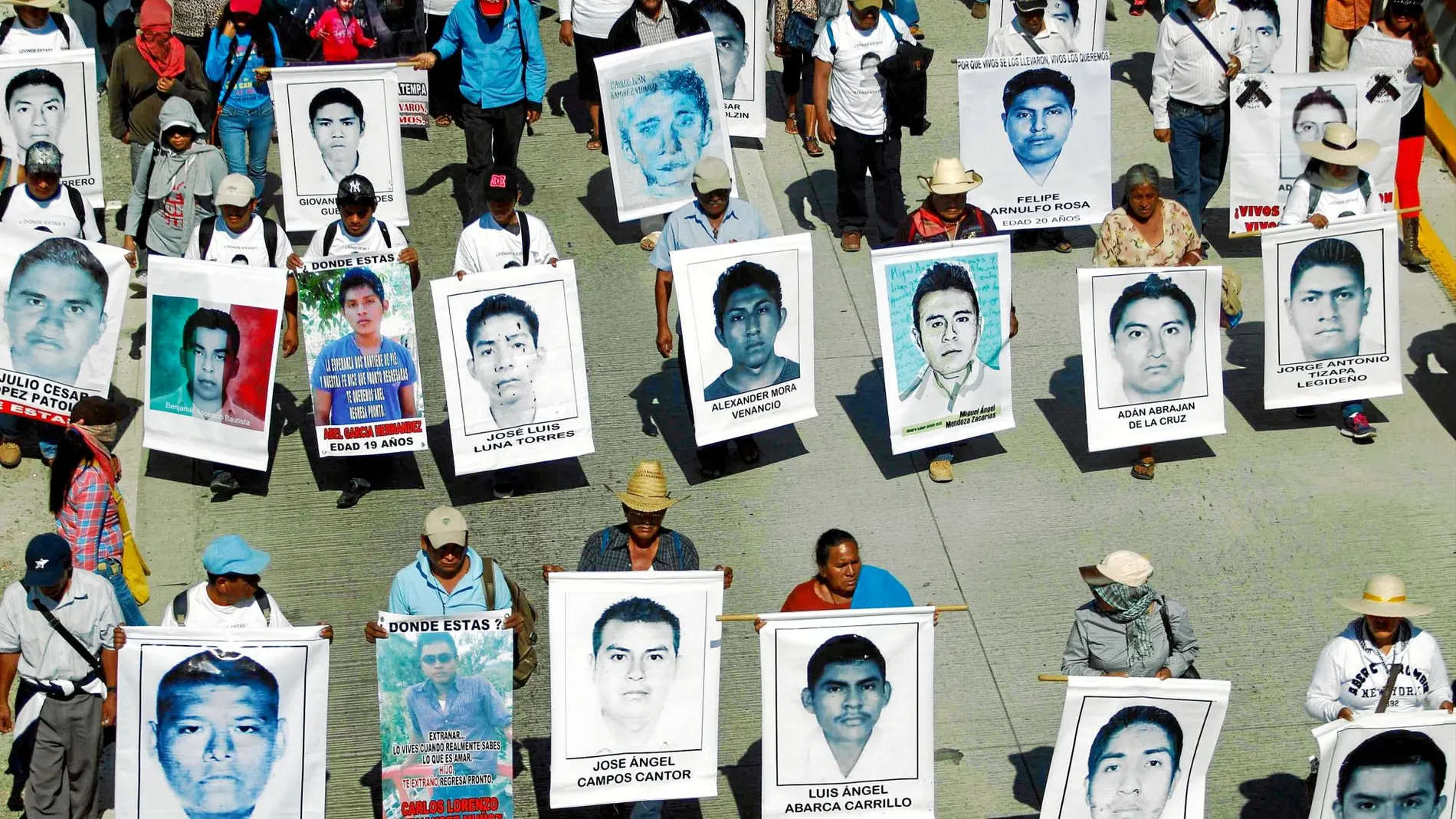 Las familias de los 43 estudiantes desaparecidos en Ayotzinapa en una imagen de archivo de 2014 / Reuters