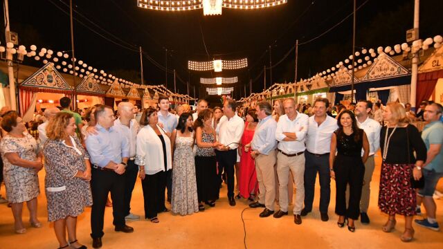 Rocío Troya, de La Azotea Azul Tomares, pulsando el interruptor del Alumbrao de la Feria de Tomares junto al alcalde del municipio, José Luis Sanz, y miembros de la Corporación Municipal / Foto: La Razón