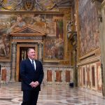 Mike Pompeo en una visita privada en la Sala Regia (Vaticano)