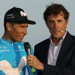 Nairo Quintana, entrevistado por Pedro Delgado en la presentación de equipos