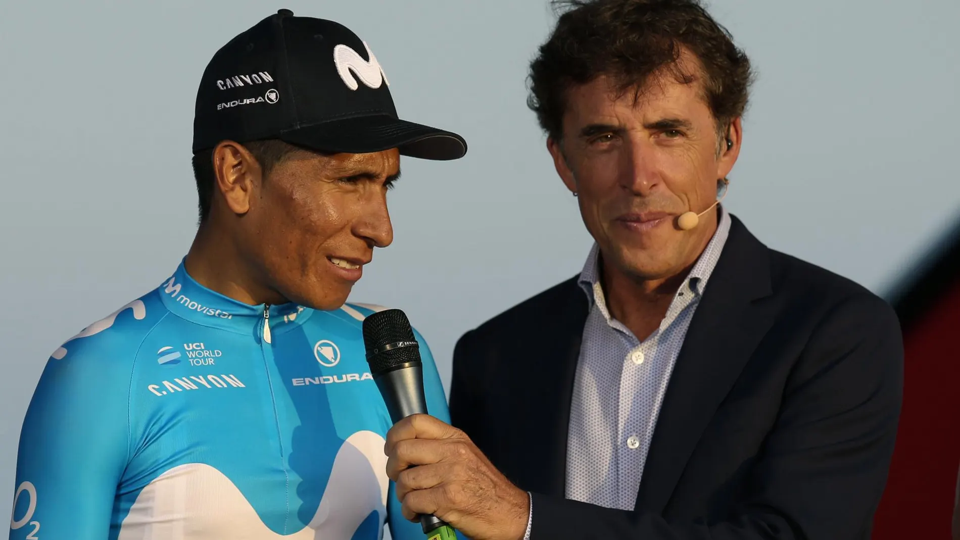 Nairo Quintana, entrevistado por Pedro Delgado en la presentación de equipos