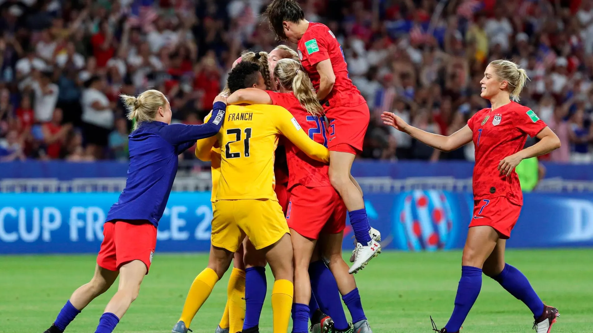 Las jugadoras estadounidenses celebran su victoria este martes durante el partido de semifinal de la Copa Mundial Femenina de la FIFA 2019 entre las selección inglesa y la selección estadounidense