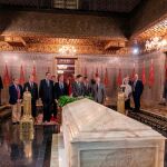 La delegación andaluza, con el presidente Juanma Moreno a la cabeza, visitó el Mausoleo de Mohamed V, donde realizó una ofrenda floral /Foto: EFE