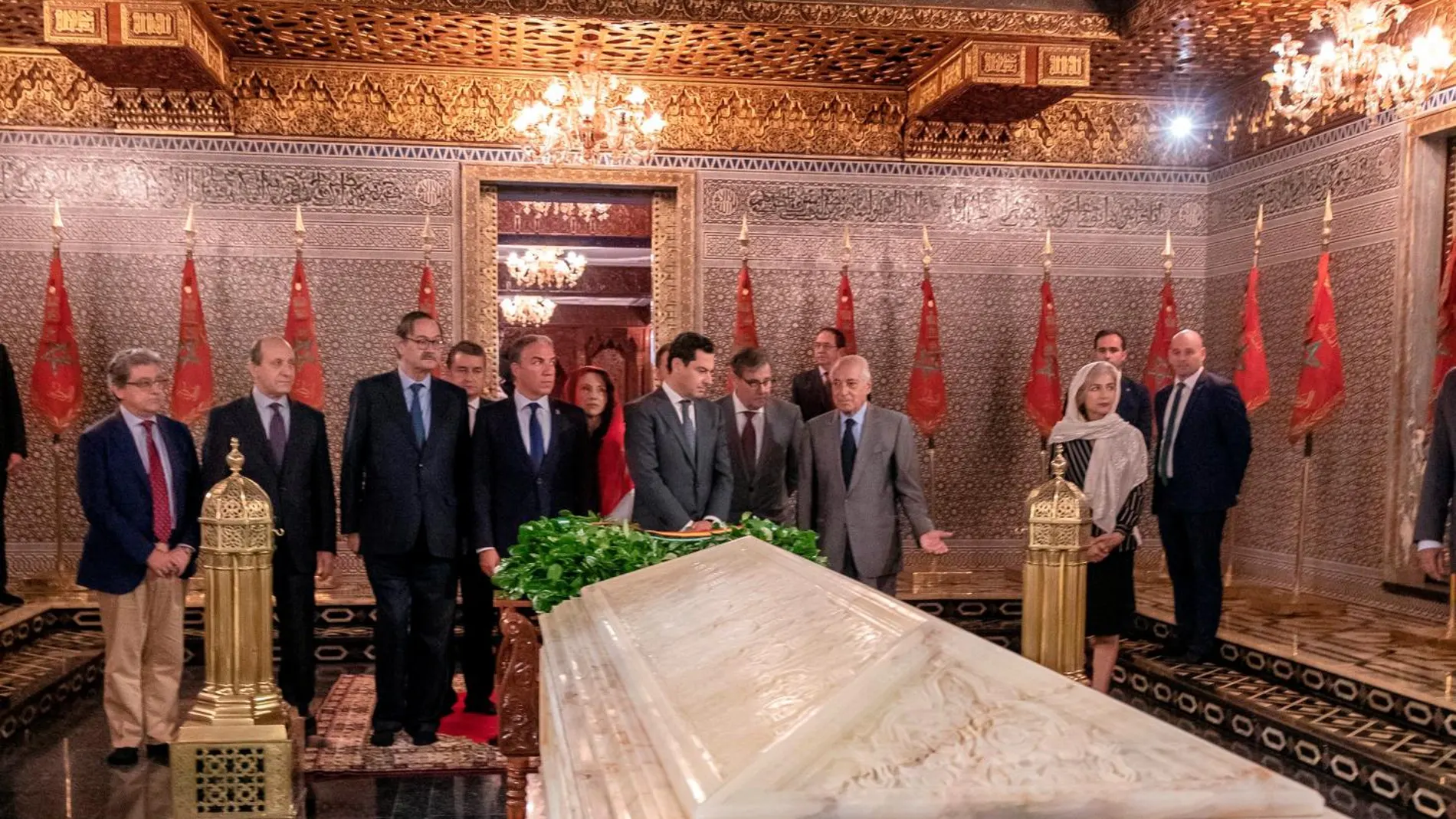 La delegación andaluza, con el presidente Juanma Moreno a la cabeza, visitó el Mausoleo de Mohamed V, donde realizó una ofrenda floral /Foto: EFE