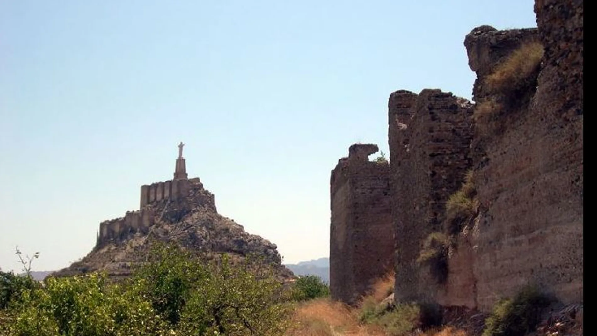 En la primera fase de las obras se llevará a cabo la consolidación del Castillejo, y se construirán nuevos accesos y caminos. También está prevista la restauración de los lienzos de muralla y la iluminación del Cristo de Monteagudo. LA RAZÓN