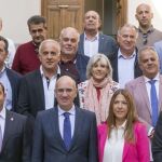 El presidente de la Diputación de Salamanca, Javier Iglesias, junto a los alcaldes de los 38 municipios que han suscrito el acuerdo