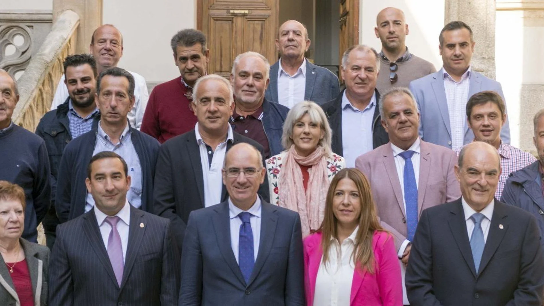 El presidente de la Diputación de Salamanca, Javier Iglesias, junto a los alcaldes de los 38 municipios que han suscrito el acuerdo